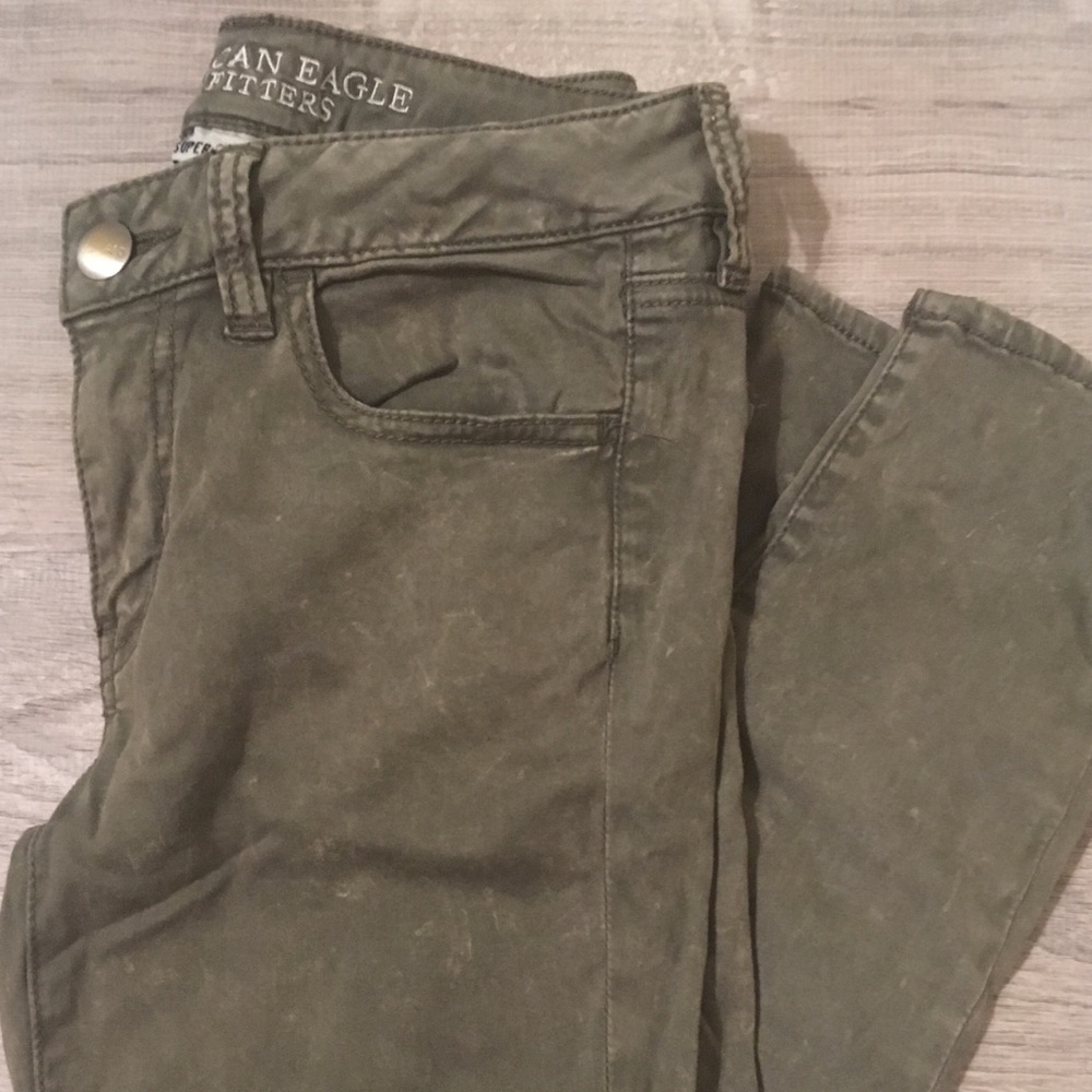 Super comfy, slimming green AEO ankle pants